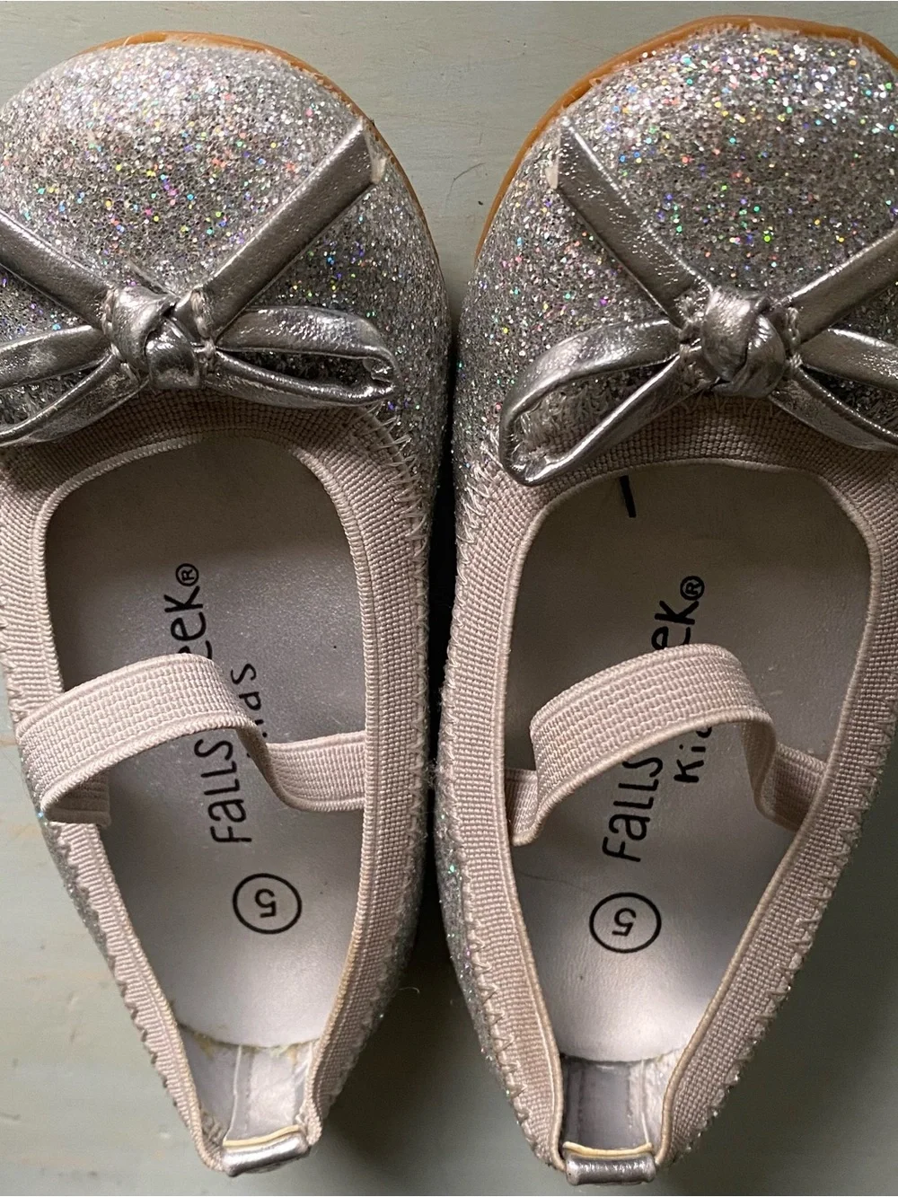 Falls Creek Kids Silver Glitter Mary Jane Flats with Bow Accent Size 5